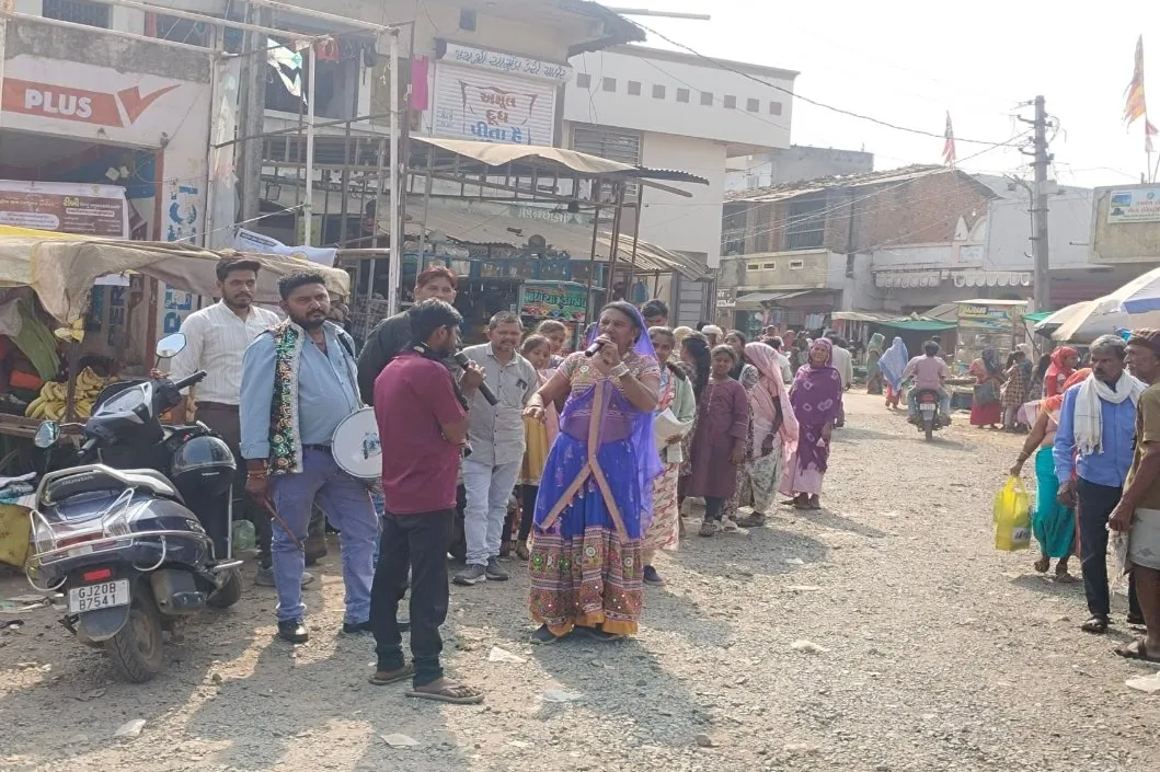 દાહોદ જિલ્લાના ગરબાડા તાલુકાના જેસાવાડા હાટ બજારમાં ભવાઈ દ્વારા “સ્પર્શ” રક્તપિત્ત જન જાગૃતિ અભિયાન યોજાયું 2 Dahod Sparsh Health Awareness Campaign.jpeg