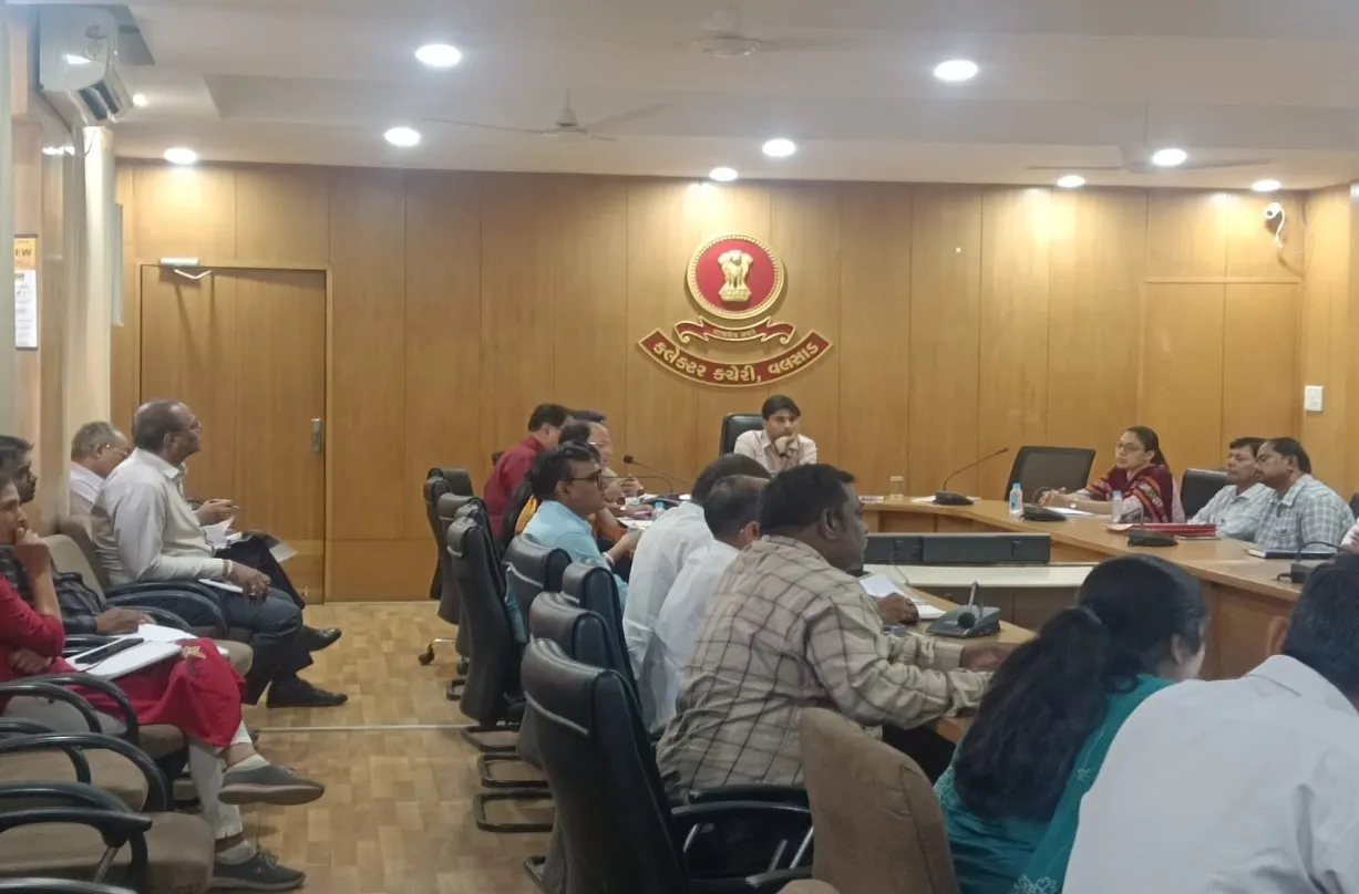 વલસાડ જિલ્લામાં સંચારી રોગચાળા અટકાયત અને આરોગ્ય યોજનાઓની કલેક્ટર ભવ્ય વર્માની અધ્યક્ષતામાં સમીક્ષા બેઠક યોજાઈ 2 Valsad District Health Review Meeting.jpeg