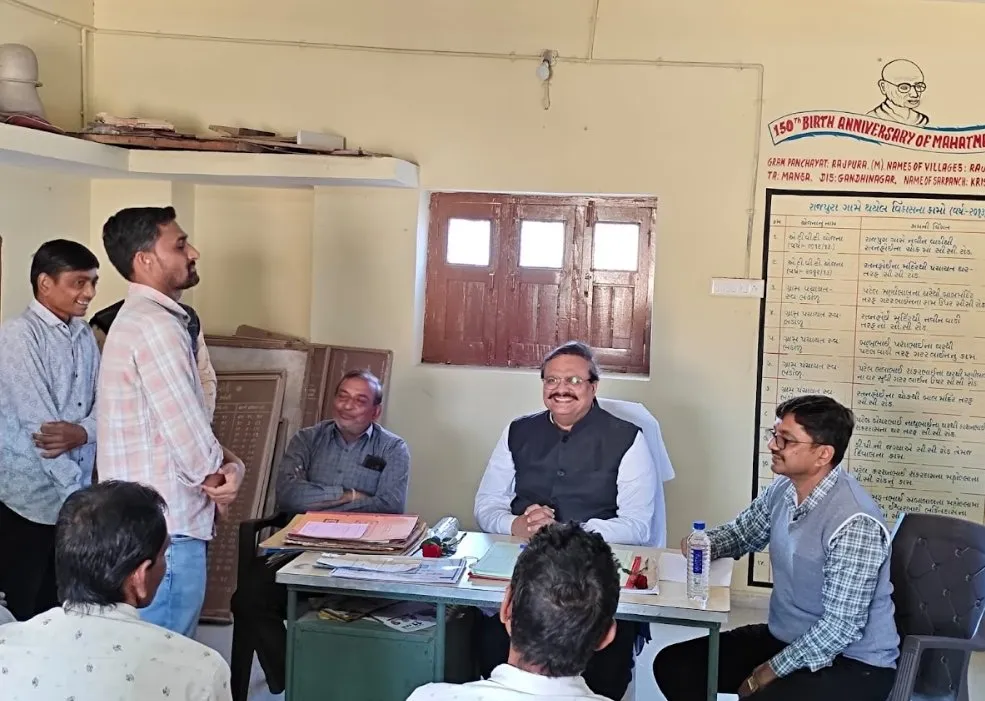 વહીવટી કાર્યક્ષમતા વધારવા ગાંધીનગર કલેક્ટર મેહુલ કે. દવેની માણસા તાલુકાના રાજપુરા ગામે આકસ્મિક મુલાકાત 2 Gandhinagar Collector Rajpura Village Visit 1.jpeg