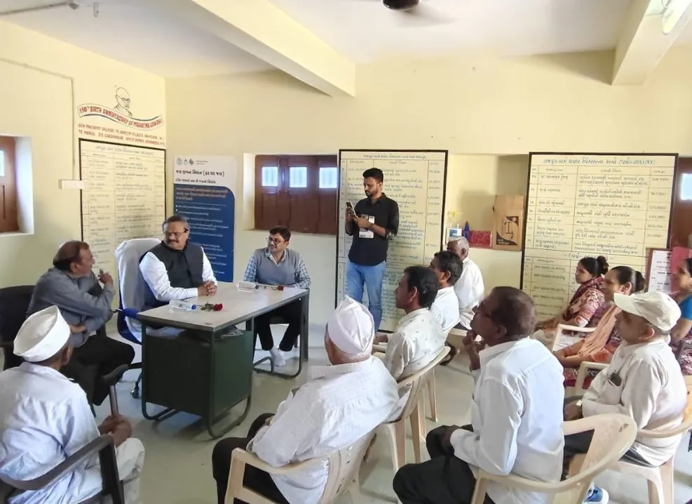 વહીવટી કાર્યક્ષમતા વધારવા ગાંધીનગર કલેક્ટર મેહુલ કે. દવેની માણસા તાલુકાના રાજપુરા ગામે આકસ્મિક મુલાકાત 3 Gandhinagar Collector Rajpura Village Visit 2.jpeg
