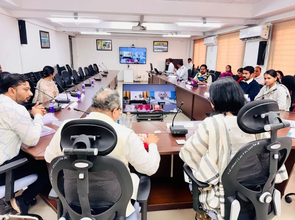 મતદારયાદી ખાસ સઘન સુધારણા કાર્યક્રમ અંગે સ્પેશ્યલ રોલ ઓબ્ઝર્વર ઐશ્વર્યાસિંઘના અધ્યક્ષસ્થાને સમીક્ષા બેઠક 2 Special Roll Observer Voter List Revision Gujarat 2026 1.jpeg