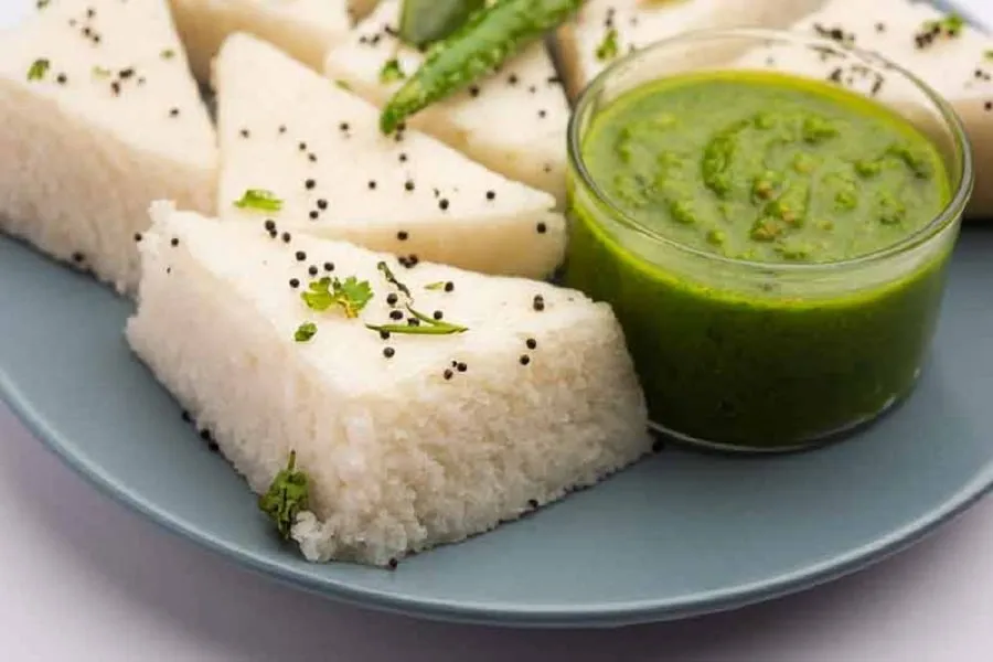 કાળઝાળ ગરમીમાં શરીરને ઠંડક આપશે સ્વાદિષ્ટ જુવારના લાઈવ ઢોકળા; નોંધી લો ઝટપટ રેસીપી 2 White Dhokla recipe