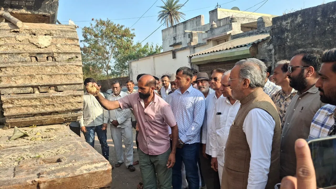 પોરબંદર જિલ્લાના વડાળા ગામે વન અને પર્યાવરણ મંત્રી અર્જુનભાઈ મોઢવાડિયાના હસ્તે વિકાસલક્ષી રોડ કામગીરીનું ખાતમુહૂર્ત 2 vadala village road development porbandar 1.png