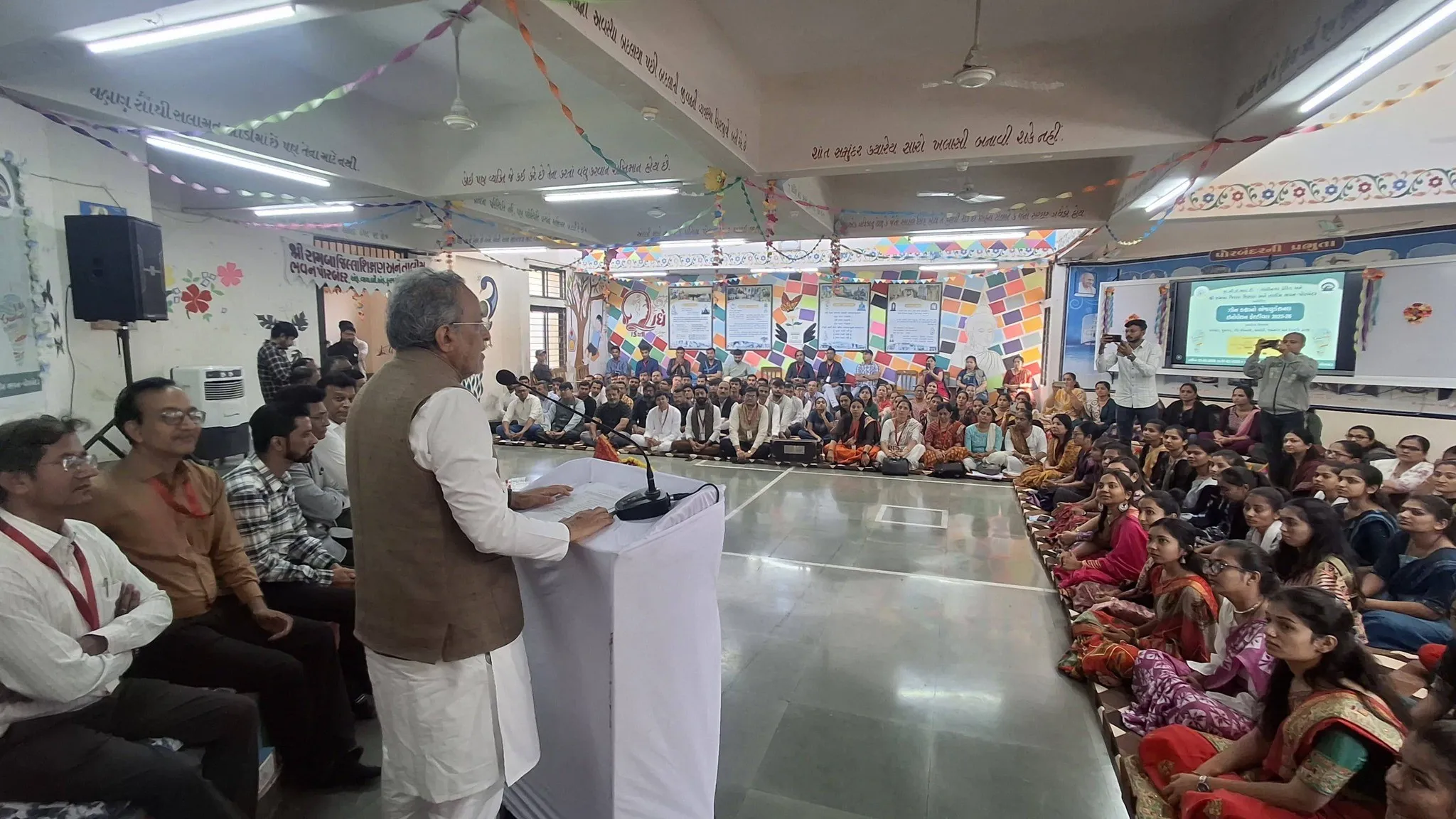 પોરબંદરમાં યોજાયેલા ઝોન કક્ષાના એજ્યુકેશનલ ઇનોવેશન ફેસ્ટિવલમાં કેબિનેટ મંત્રી અર્જુનભાઈ મોઢવાડિયાની વિશેષ હાજરી 2 porbandar educational innovation festival 2025 26 2.png