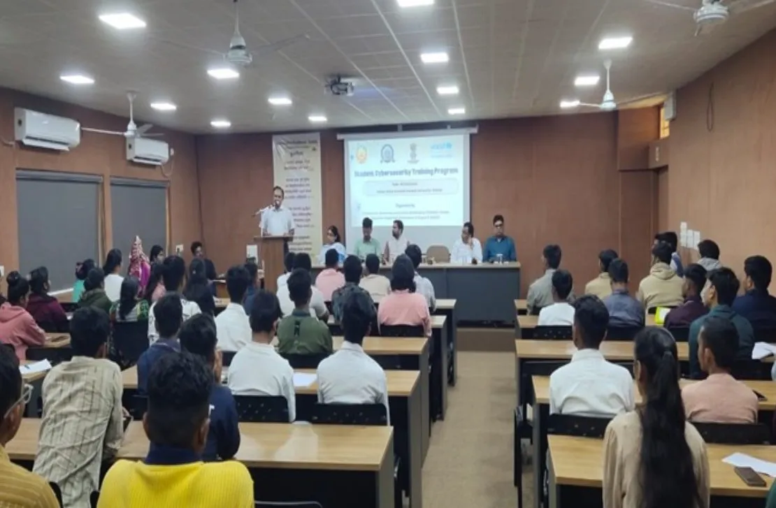 સાયબર ખતરાઓ સામે સંસ્થાગત તૈયારી મજબૂત કરવા રાજ્યભરની યુનિવર્સિટીઓમાં કવચ કેન્દ્ર તાલીમ યોજાઈ 2 Gujarat Student Cyber Security Training.jpeg