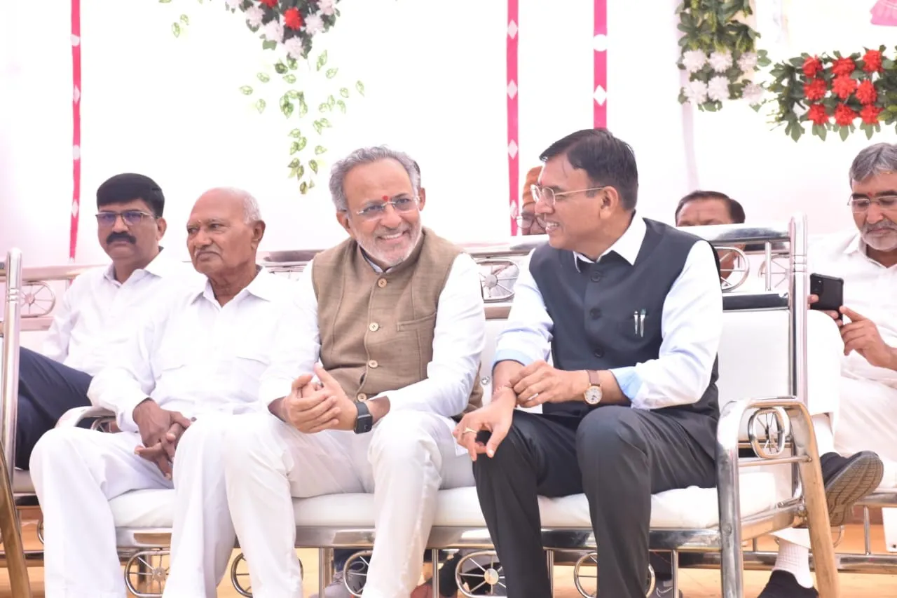 પોરબંદરમાં સોરઠીયા રબારી અને સમસ્ત કોળી સમાજના સમૂહલગ્નોત્સવમાં મંત્રીઓની ઉપસ્થિતિ, નવદંપતીઓને આશીર્વાદ 3 Porbandar Samuh LagnotSav Minister Presence 1.png