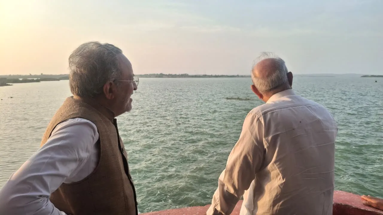 ‘ગ્રીન પોરબંદર અભિયાન’ અંતર્ગત મેઢાક્રિક ડેમ આસપાસ ૨૫ એકરમાં વૃક્ષારોપણનો ભવ્ય આરંભ 3 Green Porbandar Tree Plantation Drive 1.png