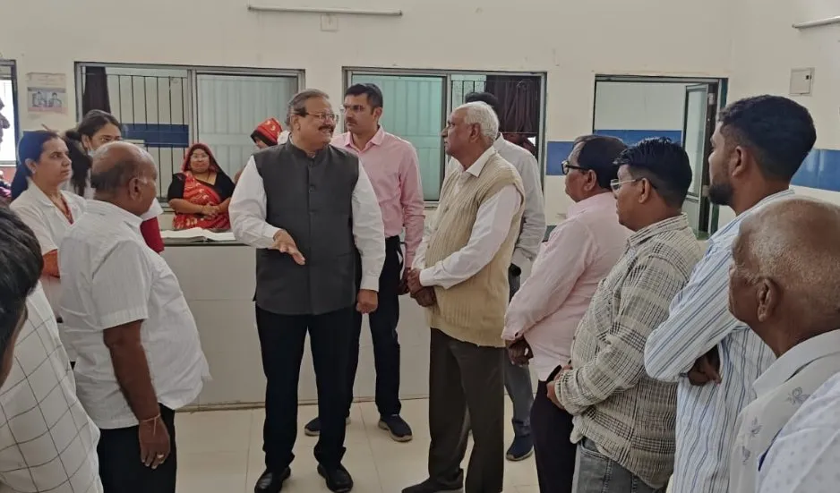 વડસર ગામમાં કલેક્ટર મેહુલ દવેની મુલાકાત: ગ્રામ્ય સુવિધાઓ અને આધુનિક લાઈબ્રેરીની ગુણવત્તા ચકાસણી 3 Gandhinagar Vadsar Village Collector Visit 2.jpeg