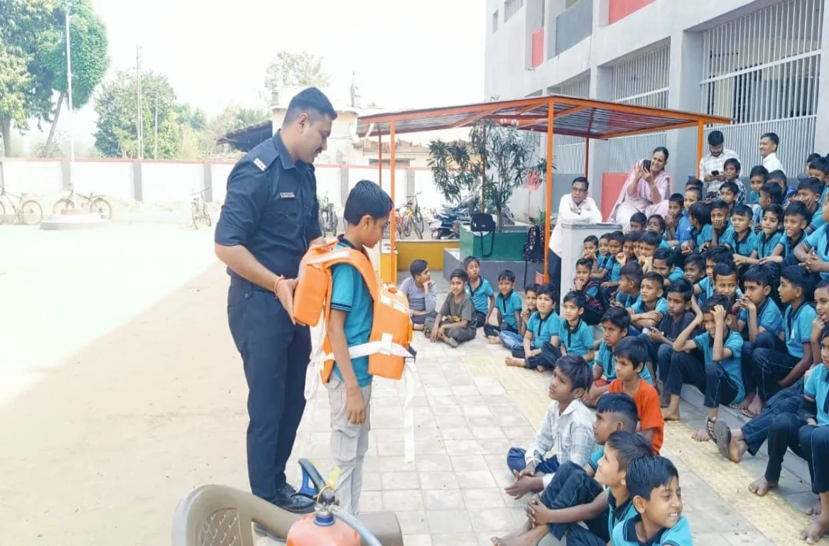 વડોદ પ્રાથમિક કુમાર શાળામાં કરમસદ-આણંદ ફાયર બ્રિગેડ દ્વારા ફાયર અવેરનેસ ટ્રેનિંગ કાર્યક્રમ યોજાયો 2 Vadod Fire Awareness Training Program 1.jpeg
