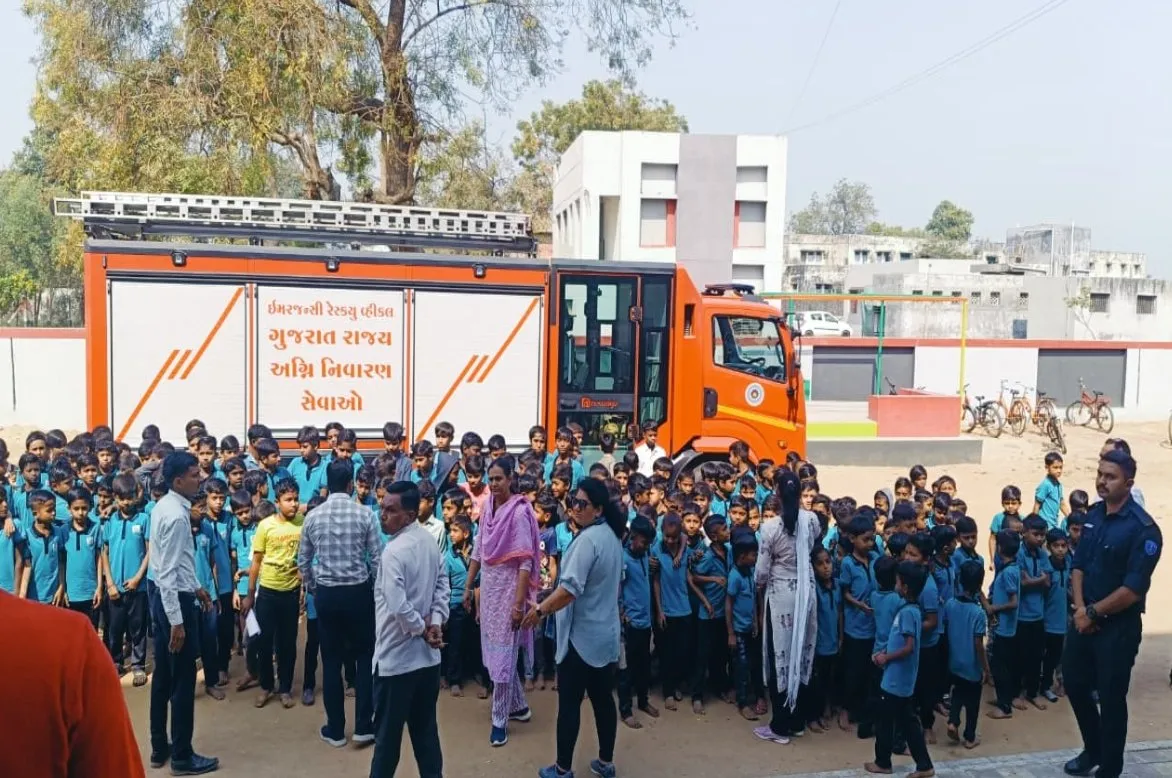 વડોદ પ્રાથમિક કુમાર શાળામાં કરમસદ-આણંદ ફાયર બ્રિગેડ દ્વારા ફાયર અવેરનેસ ટ્રેનિંગ કાર્યક્રમ યોજાયો 3 Vadod Fire Awareness Training Program 2.jpeg