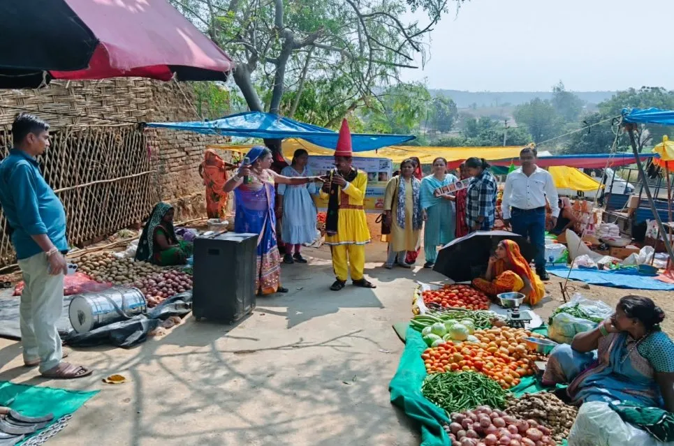 લીમખેડા તાલુકાના હાટ બજારમાં “સ્પર્શ” જનજાગૃતિ અભિયાન અંતર્ગત ભવાઈ કાર્યક્રમથી રક્તપિત્ત સહિતના રોગો અંગે જનજાગૃતિ 3 Limkheda Sparsh Health Awareness Campaign 1.jpeg