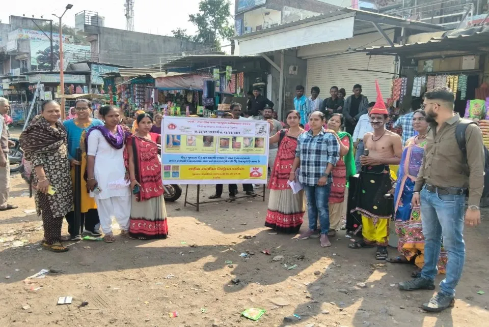 લીમખેડા તાલુકાના હાટ બજારમાં “સ્પર્શ” જનજાગૃતિ અભિયાન અંતર્ગત ભવાઈ કાર્યક્રમથી રક્તપિત્ત સહિતના રોગો અંગે જનજાગૃતિ 2 Limkheda Sparsh Health Awareness Campaign 2.jpeg