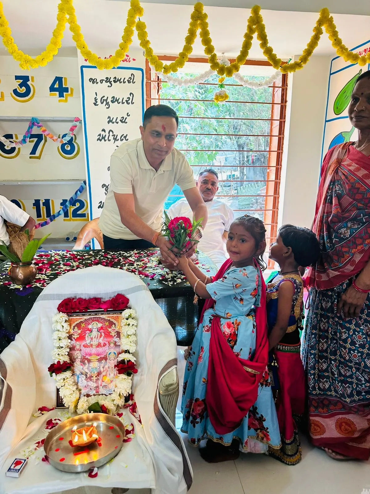 દાહોદ ધારાસભ્ય કનૈયાલાલ કિશોરીના વરદ હસ્તે મુવાલીયા ૦૧ અને નસીરપુર ૦૧ આંગણવાડી કેન્દ્રનું લોકાર્પણ 3 Dahod Anganwadi Center Inauguration 2.png