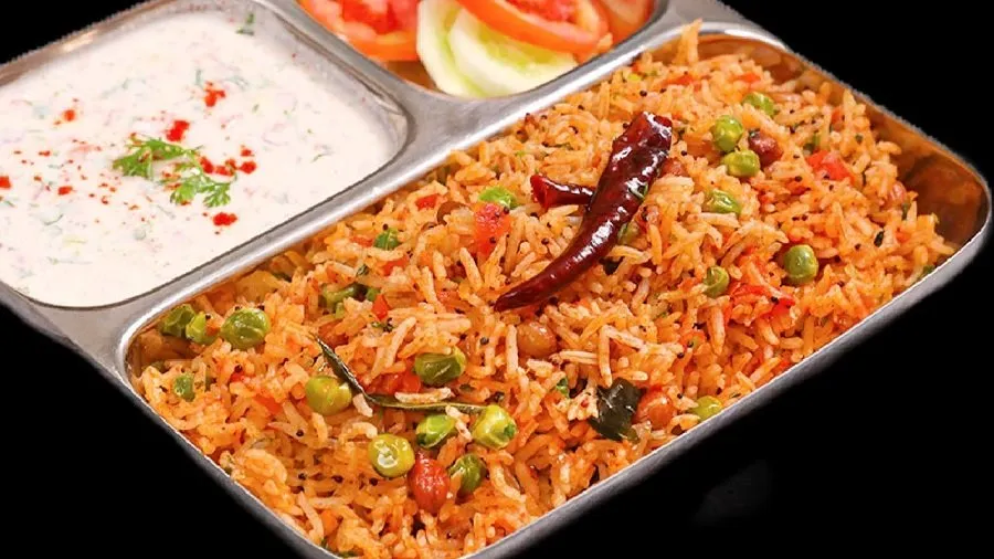 થાકભર્યા દિવસે ઝટપટ અને ટેસ્ટી જમવું છે? ઘરે બનાવો મસાલેદાર ટોમેટો પુલાવ, જાણો સીક્રેટ ટિપ્સ! 3 Tomato Pulao