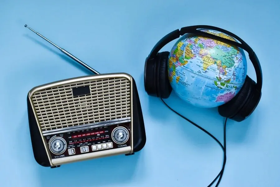 Spotify અને YouTubeના યુગમાં પણ લોકો કારમાં FM જ કેમ સાંભળે છે? જાણો રેડિયોનો ક્યારેય ન મટતો જાદુ 2 World Radio Day 2026