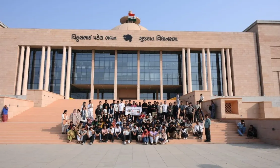 ‘વતન કો જાનો’ અંતર્ગત કાશ્મીરી યુવાનો ગાંધીનગરમાં: સ્વર્ણિમ સંકુલની મુલાકાત અને શિક્ષણ મંત્રી સાથે સંવાદ 2 Vatan Ko Jano Kashmiri Youth Exchange Program Gandhinagar 2.jpeg