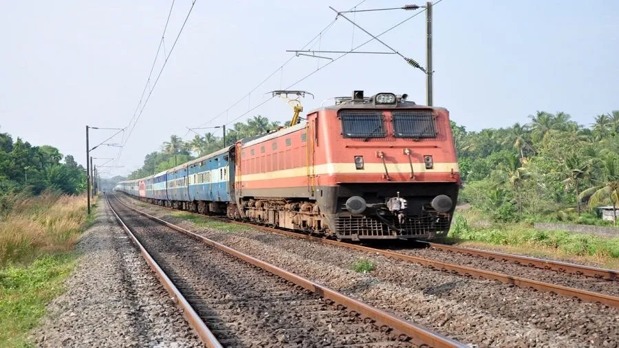 IRCTC રેલવેની મોટી કાર્યવાહી: IRCTC એ ૩ કરોડથી વધુ નકલી યુઝર આઈડી બ્લોક કરી, હવે સામાન્ય મુસાફરોને મળશે કન્ફર્મ ટિકિટ 2 train2.jpg