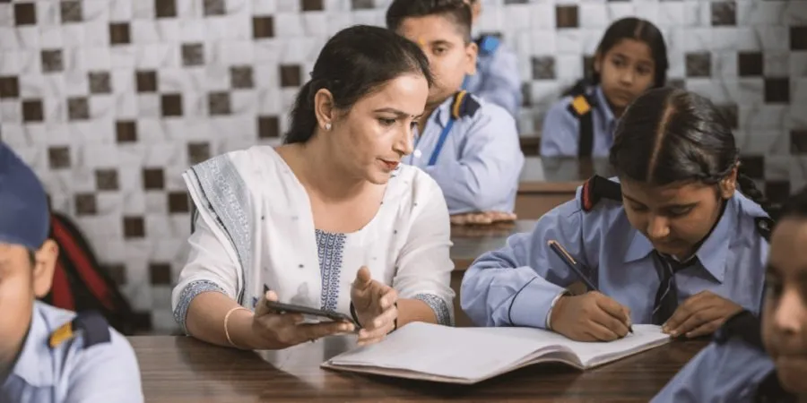 ગુજરાત સરકારની મોટી જાહેરાત: શિક્ષણના કરાર આધારિત કર્મચારીઓના પગારમાં વધારો, પરિપત્ર જાહેર 2 education21.jpg