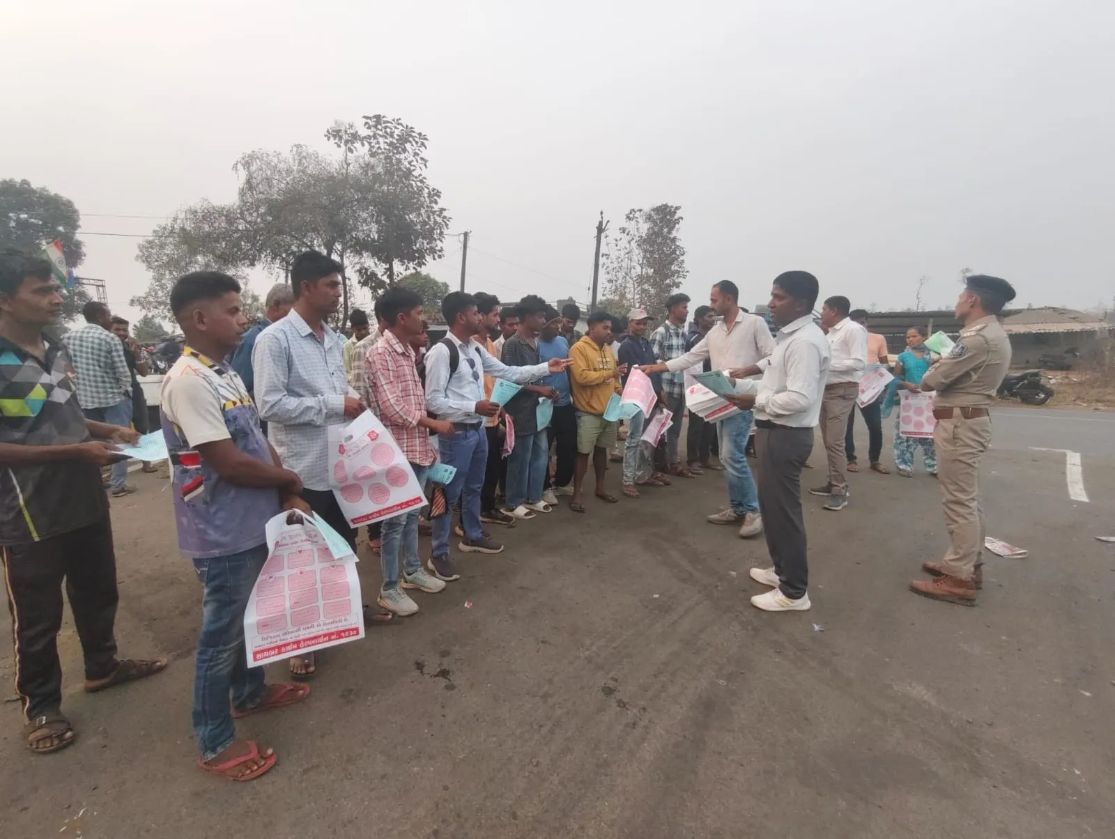 ડાંગ જિલ્લામાં સાઇબર ક્રાઇમ સામે જનજાગૃતિ: લશ્કરિયા હાટ બજારમાં આહવા સાઇબર પોલીસ દ્વારા પેમ્પ્લેટ અને બેગનું વિતરણ 2 Dang Cyber Crime Awareness Campaign 1.png