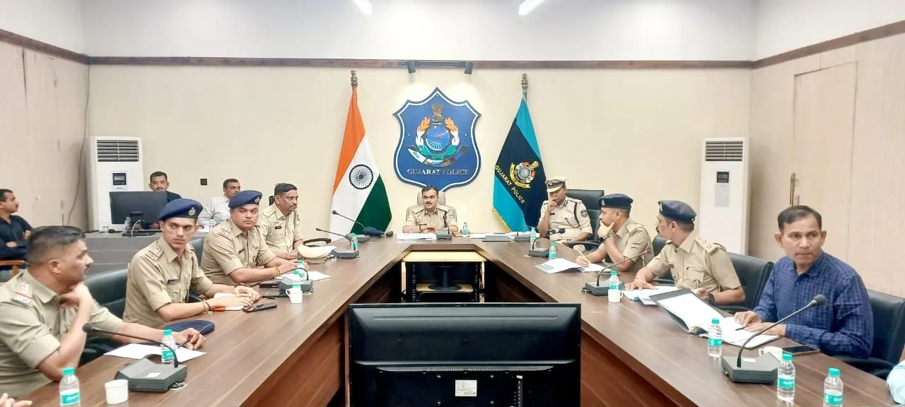 રાજકોટમાં માર્ગ સલામતીને લઈ પોલીસ કમિશનર બ્રજેશકુમાર ઝા સખ્ત, નંબર પ્લેટ અને બ્લેક ફિલ્મ સામે કાર્યવાહી સાથે ગુનાહિત હિસ્ટ્રી ચકાસવાના આદેશ 3 Rajkot Road Safety Committee Meeting 2026 1.png