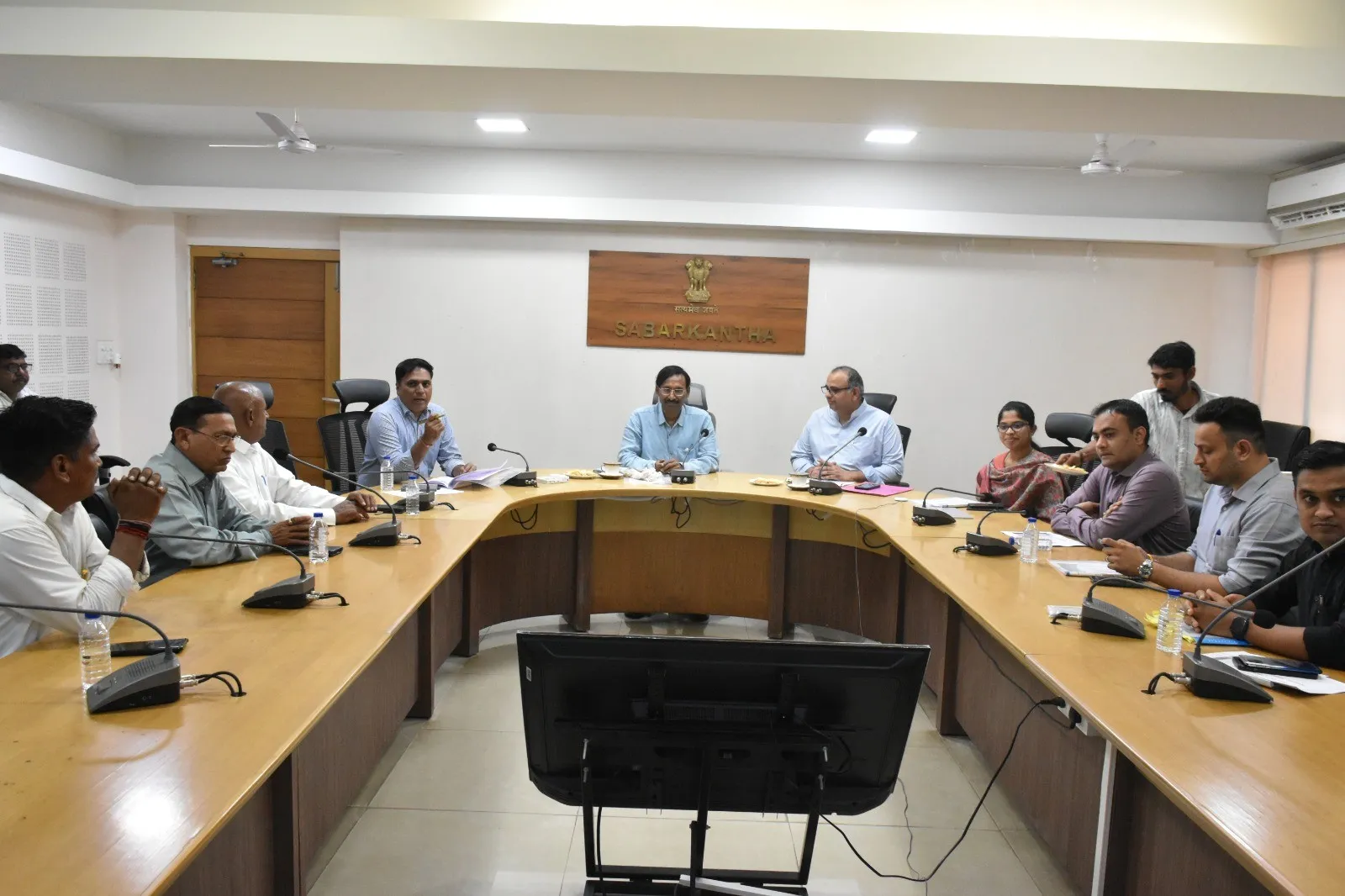સાબરકાંઠામાં મતદારયાદી સુધારણા કામગીરીની સમીક્ષા, રોલ ઓબ્ઝર્વર ડો. ટી. નટરાજનની રાજકીય પક્ષો સાથે મહત્વપૂર્ણ બેઠક 2 Sabarkantha Voter List Revision Meeting 2026.png