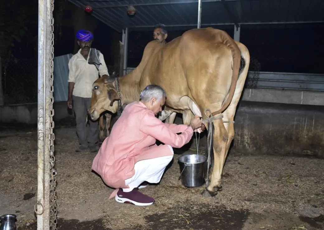 રાજ્યપાલ આચાર્ય દેવવ્રતજીએ ભાદરામાં પ્રાકૃતિક ખેતી કરતા ખેડૂતના ખેતરની મુલાકાત લઈ ખેડૂતોને આપ્યું માર્ગદર્શન 3 Bhadra Natural Farming Governor Visit 1.png