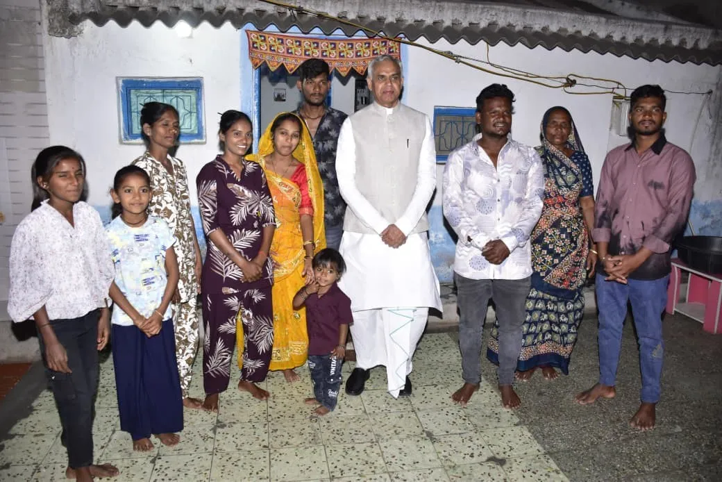 ભાદરા ગામે રાજ્યપાલ આચાર્ય દેવવ્રતની અનોખી સાદગી : અનુસૂચિત જાતિના પરિવાર સાથે જમીન પર બેસી ભોજન કરીને આપ્યો સામાજિક સમરસતાનો સંદેશ 3 Acharya Devvrat Social Harmony Visit 1.png
