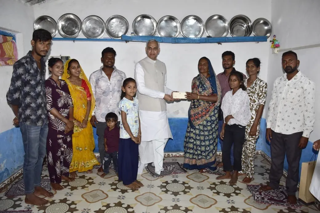ભાદરા ગામે રાજ્યપાલ આચાર્ય દેવવ્રતની અનોખી સાદગી : અનુસૂચિત જાતિના પરિવાર સાથે જમીન પર બેસી ભોજન કરીને આપ્યો સામાજિક સમરસતાનો સંદેશ 2 Acharya Devvrat Social Harmony Visit 2.png