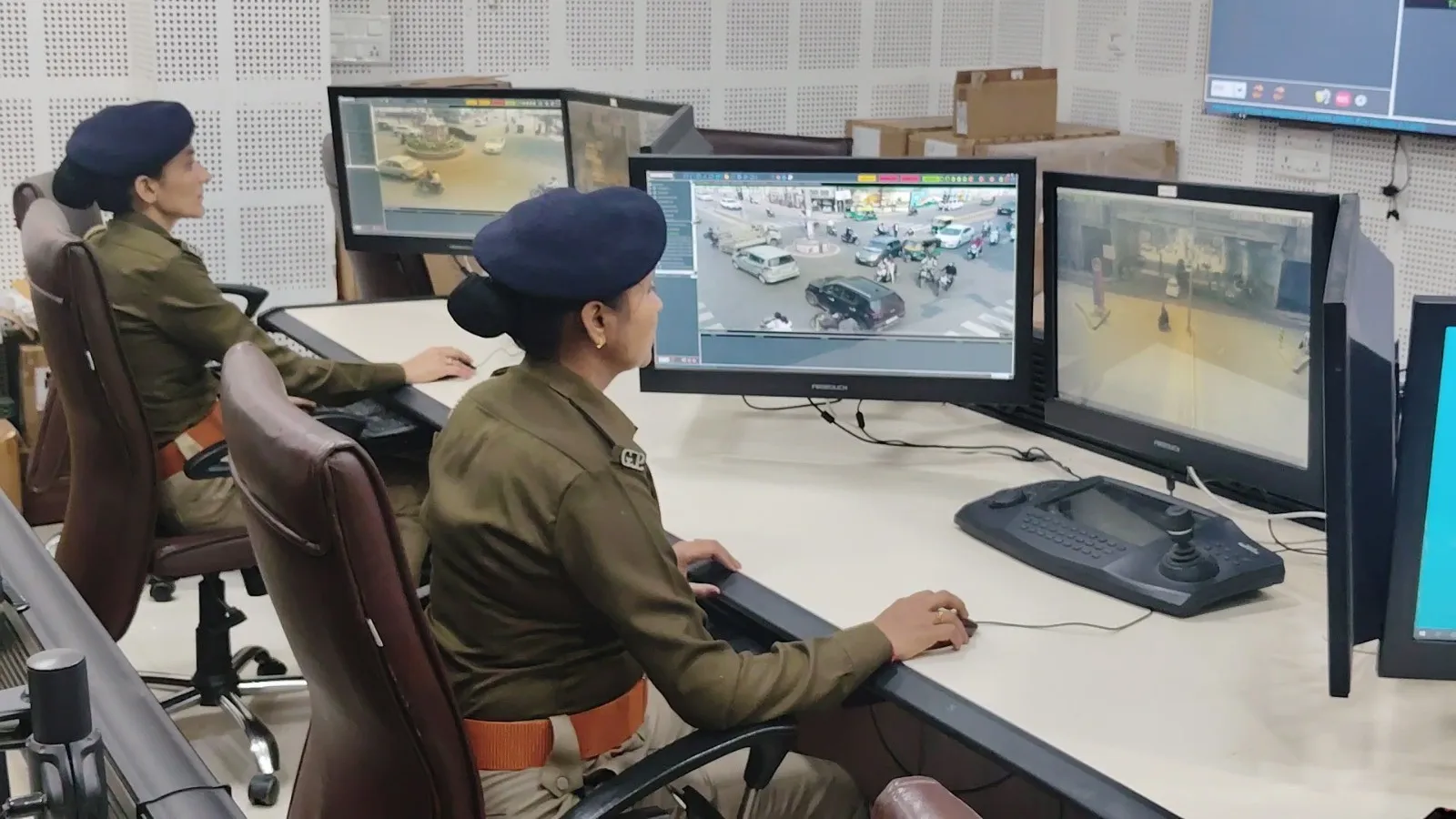 આણંદ જિલ્લામાં 24×7 કાર્યરત ‘નેત્રમ’ કમાન્ડ એન્ડ કન્ટ્રોલ રૂમથી સુરક્ષાનું અદૃશ્ય કવચ 2 Anand Netram Command Control Room 1.png