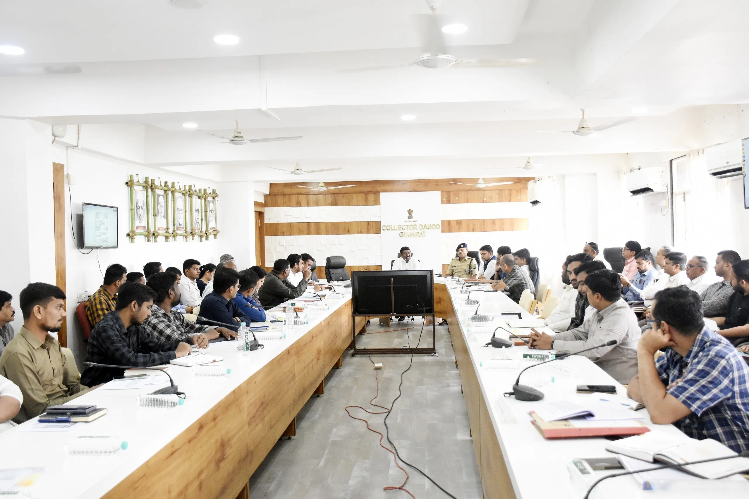 દાહોદમાં કલેકટર યોગેશ નિરગુડેની અધ્યક્ષતામાં સંકલન બેઠક, નલ સે જલ યોજના અને બોર્ડ પરીક્ષાઓ અંગે મહત્વપૂર્ણ સૂચનાઓ 2 Dahod Collector Coordination Meeting 2026 1.png