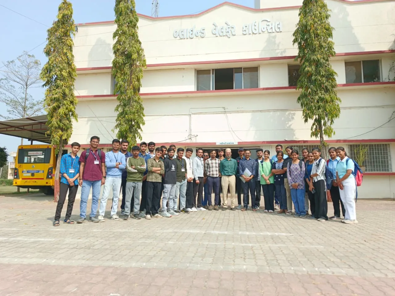 દાહોદની સરકારી ઇજનેરી કોલેજના વિદ્યાર્થીઓએ કોમ્યુનિટી રેડિયો 90.8 MHz ની લીધી ઔદ્યોગિક મુલાકાત 2 Dahod Engineering College Community Radio Visit.png