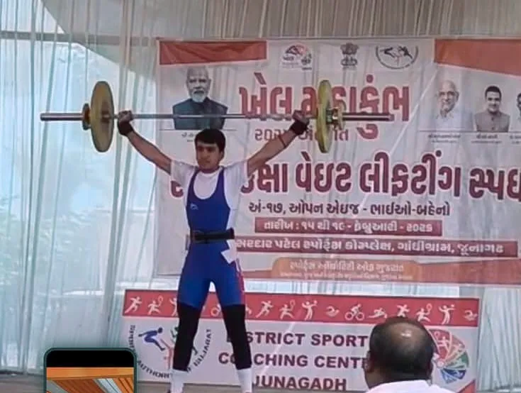 બોર્ડ પરીક્ષાના તણાવ વચ્ચે વડોદરાના 16 વર્ષીય ઓમ શર્માનો કમાલ, ગણિતની પરીક્ષા પહેલા જ વેઇટલિફ્ટિંગમાં ગોલ્ડ 2 Vadodara Student Weightlifting Gold Medal 2.png
