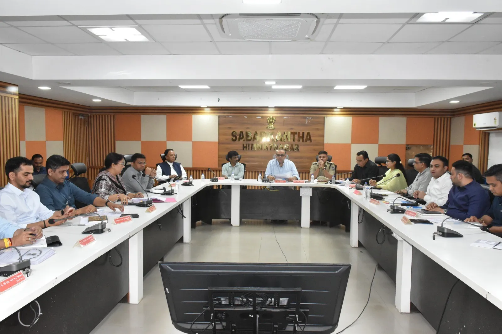 જિલ્લા કલેક્ટર લલિત નારાયણ સિંઘ સાંદુની અધ્યક્ષતામાં સાબરકાંઠા જિલ્લા સંકલન અને ફરિયાદ સમિતિની મહત્વપૂર્ણ બેઠક યોજાઈ 2 Sabarkantha District Coordination Committee Meeting