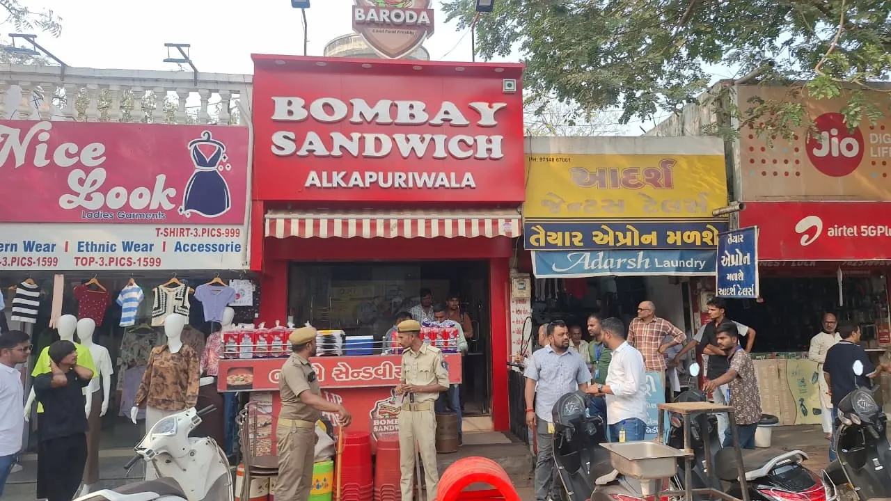 આણંદ મહાનગરપાલિકા આરોગ્ય વિભાગની કડક કાર્યવાહી: 15 ખાદ્ય એકમોમાં સ્વચ્છતા ભંગ બદલ રૂ.71 હજારનો દંડ 3 Anand Municipal Corporation Food Safety Drive 1.png
