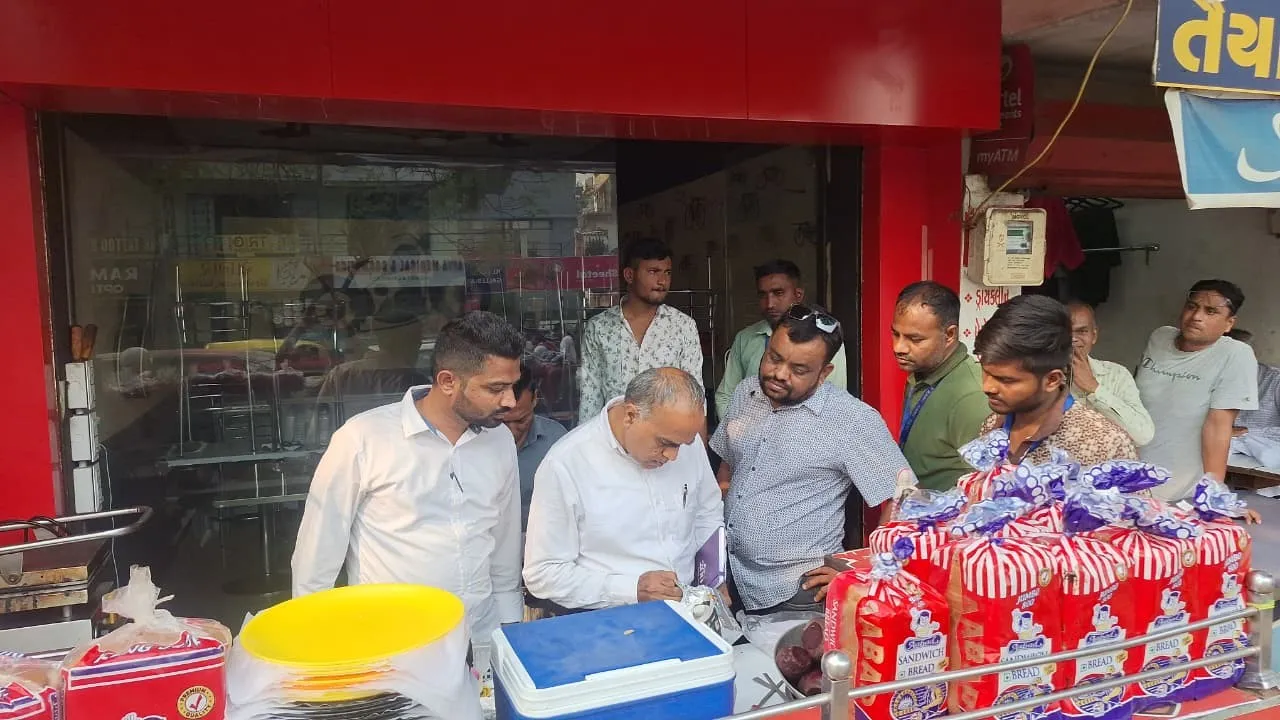 આણંદ મહાનગરપાલિકા આરોગ્ય વિભાગની કડક કાર્યવાહી: 15 ખાદ્ય એકમોમાં સ્વચ્છતા ભંગ બદલ રૂ.71 હજારનો દંડ 2 Anand Municipal Corporation Food Safety Drive 2.png