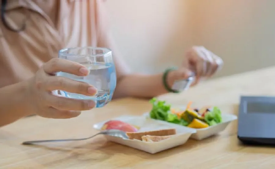 જમ્યા પછી તરત પાણી પીવું યોગ્ય? 2 water.jpg