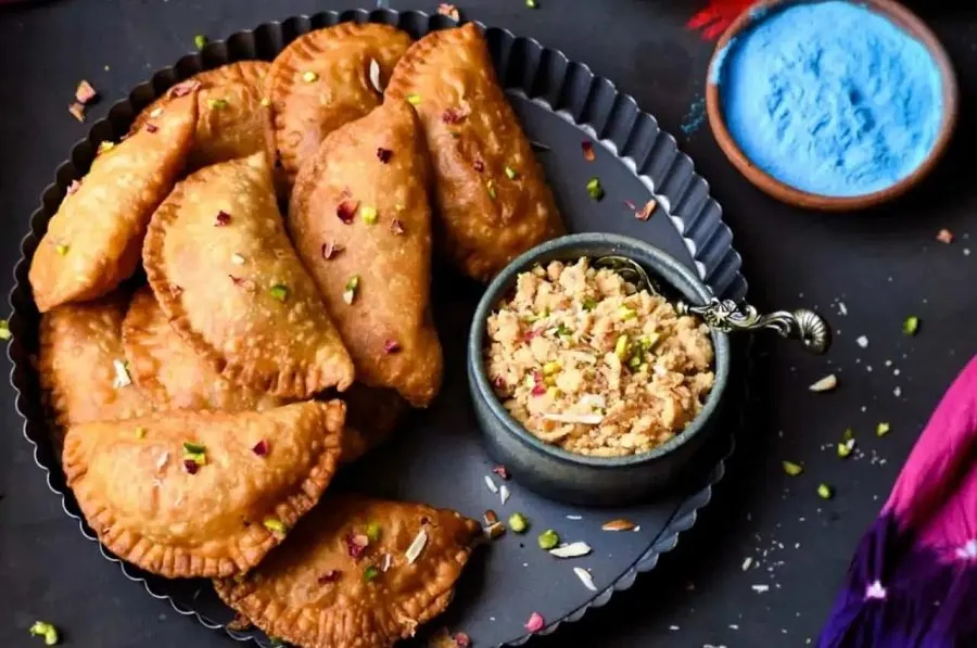 આ હોળી પર મહેમાનો આંગળા ચાટતા રહી જશે! ટ્રાય કરો 'શાહી ગુલકંદ ઘૂઘરા' 3 Gulkand Gujiya