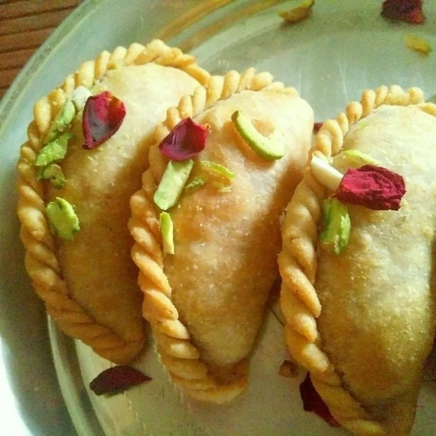 આ હોળી પર મહેમાનો આંગળા ચાટતા રહી જશે! ટ્રાય કરો 'શાહી ગુલકંદ ઘૂઘરા' 2 Gulkand Gujiya