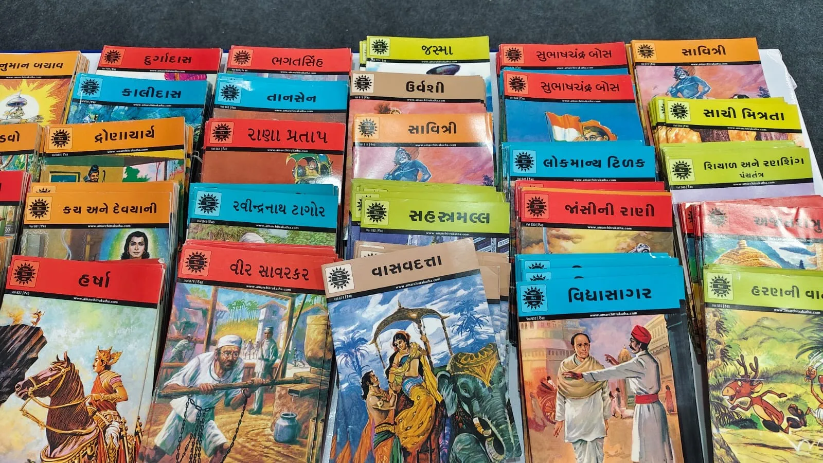 ડિજિટલ યુગમાં બાળકોને ભારતીય સંસ્કૃતિ સાથે જોડતું અમર માધ્યમ: સુરત પુસ્તક મેળામાં ‘અમર ચિત્રકથા’નો સ્ટોલ બન્યો આકર્ષણનું કેન્દ્ર 3 amar chitra katha surat book fair 1.png