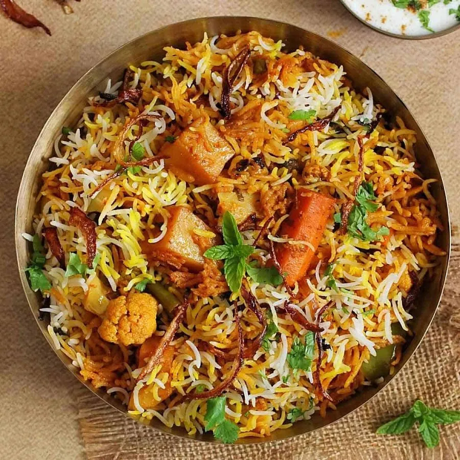 મહેમાનો માટે બનાવો ખાસ વેજ બિરયાની, જાણો ચોખા ઉકાળવાથી લઈને 'દમ' આપવાની સાચી રીત 2 Veg Biryani