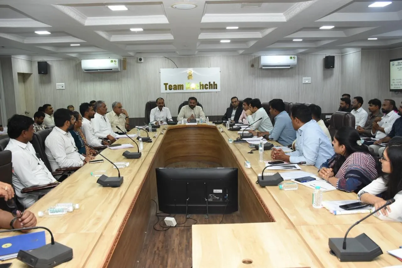 સાંસદ વિનોદ ચાવડાની અધ્યક્ષતામાં ભુજ ખાતે દિશા બેઠક યોજાઈ, કેન્દ્ર અને રાજ્ય યોજનાઓની વિસ્તૃત સમીક્ષા 2 Kutch Disha Committee Meeting Review.png