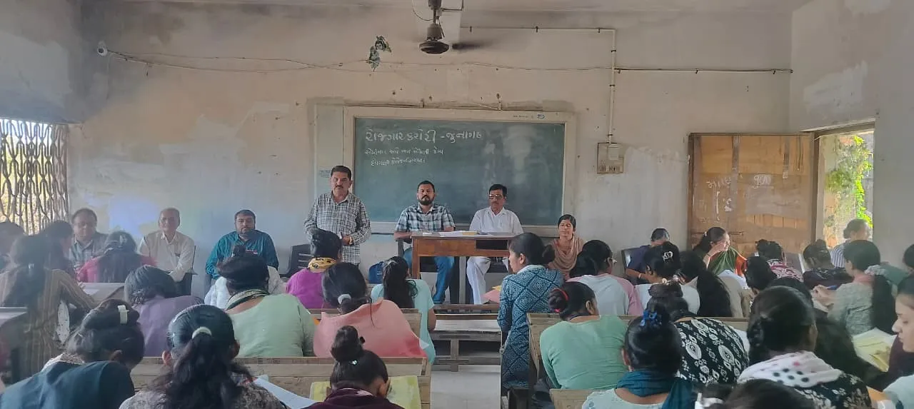 વિસાવદરની દેવમણી આર્ટસ એન્ડ કોમર્સ કોલેજમાં જૂનાગઢ જિલ્લા રોજગાર કચેરી દ્વારા રોજગાર કાર્ડ એનાયત અને કારકિર્દી માર્ગદર્શન કાર્યક્રમનું આયોજન 2 Junagadh Employment Guidance Camp Visavadar.png