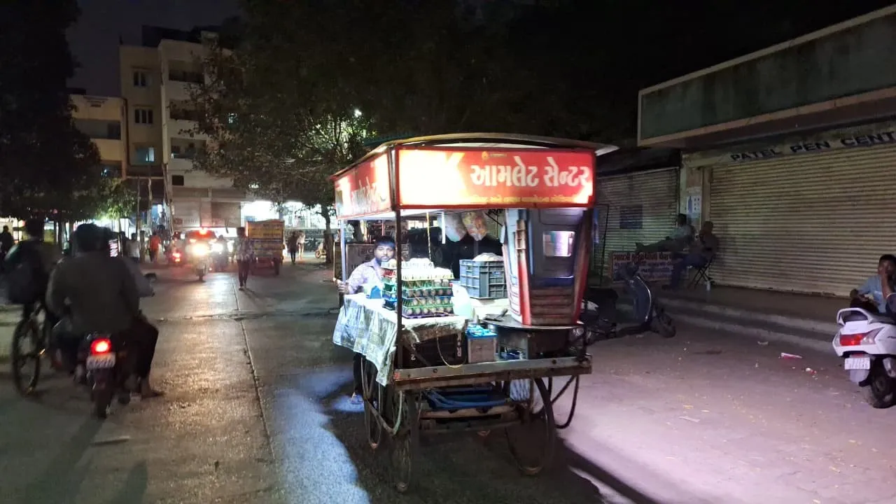 કરમસદ આણંદ મહાનગરપાલિકાની કડક કાર્યવાહી, જાહેર રસ્તા પરથી ગેરકાયદેસર લારીઓ અને ટેમ્પા જપ્ત 3 Karamasad Anand Municipal Encroachment Action 2.png