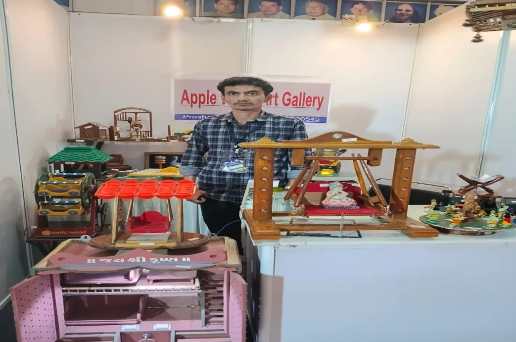 રાજકોટમાં પ્રથમવાર ‘વિશ્વકર્મા પ્રદર્શન’, કારીગરોને વિનામૂલ્યે સ્ટોલ અને માર્કેટિંગ સપોર્ટ સાથે સરકારની અનોખી પહેલ 3 Rajkot Vishwakarma Exhibition MSME 2026 1.jpeg