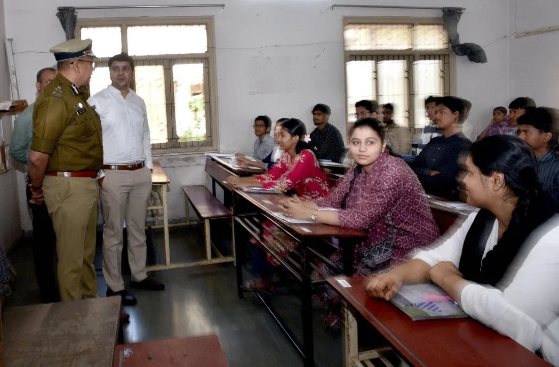 સુરતમાં ૧.૬૦ લાખથી વધુ વિદ્યાર્થીઓ માટે વિશેષ આયોજન, કલેક્ટર અને પોલીસ કમિશનરે ફૂલોથી વધાર્યું મનોબળ 2 Surat Board Exam Collector Police Support 2026.jpeg