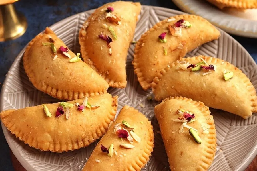 હોળી પર બનાવો સ્પેશિયલ માવા ગુજિયા, મોઢામાં મૂકતા જ ઓગળી જશે! 3 gujiya11.jpg