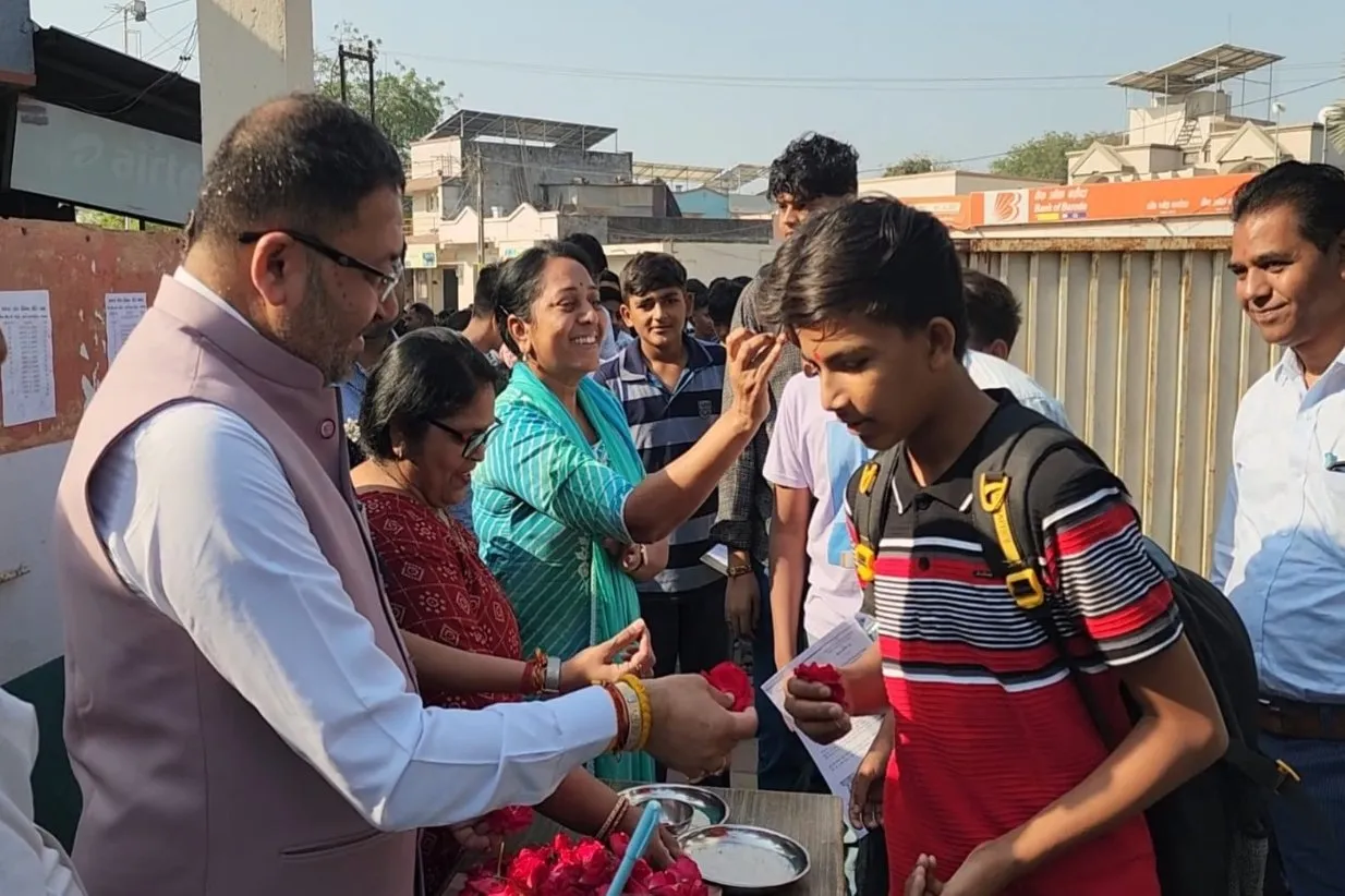 વાસદમાં સાંસદ મિતેશભાઈ પટેલે કુમકુમ તિલકથી કર્યો વિદ્યાર્થીઓનો આવકાર, ભયમુક્ત પરીક્ષાનો આપ્યો સંદેશ 2 Vasad Board Exam MP Welcome 2026 2.jpeg