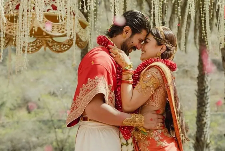 ફાઈનલી! રશ્મિકા અને વિજય લગ્નના બંધનમાં બંધાયા? પ્રેમના રંગમાં રંગાયેલું જોવા મળ્યું ફિલ્મી કપલ, ફેન્સ આપી રહ્યા છે અભિનંદન 2 rashmika.jpg