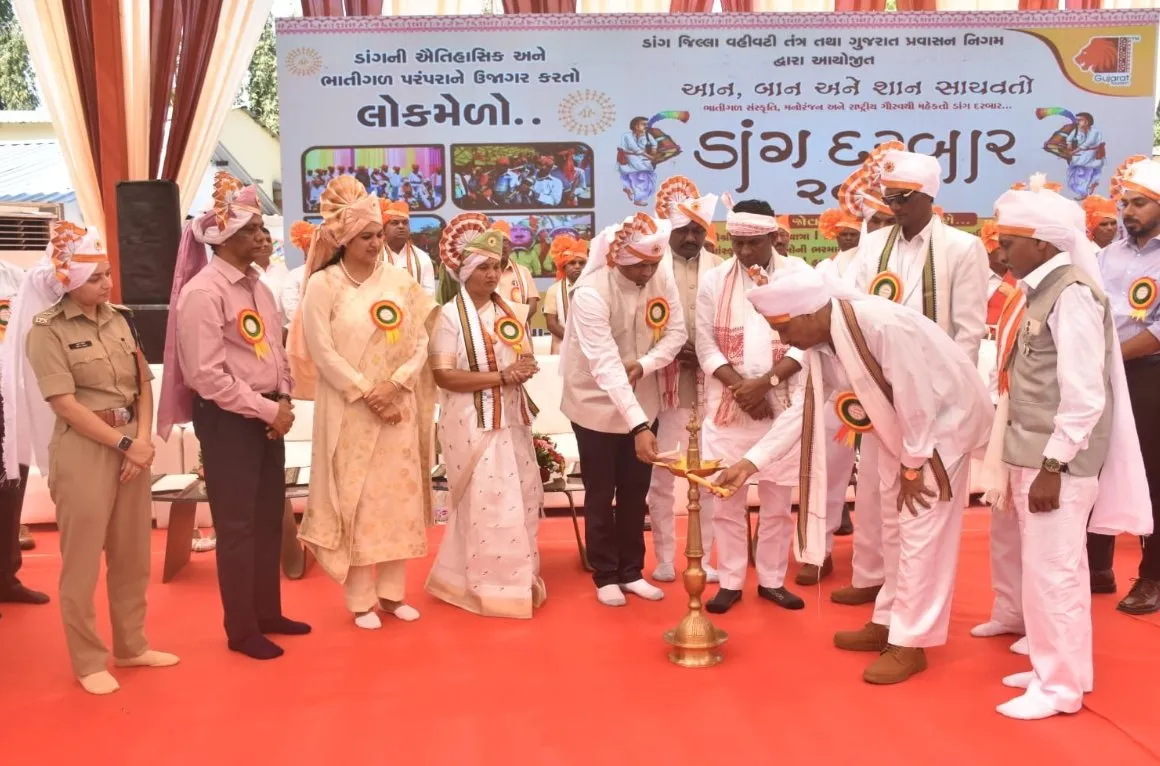 આહવામાં ભવ્ય ‘ડાંગ દરબાર’નો પ્રારંભ: રાજવી સન્માન સાથે આદિવાસી ગૌરવની અનોખી ઉજવણી 2 Dang Darbar Ahwa 2026 Celebration 2.jpeg