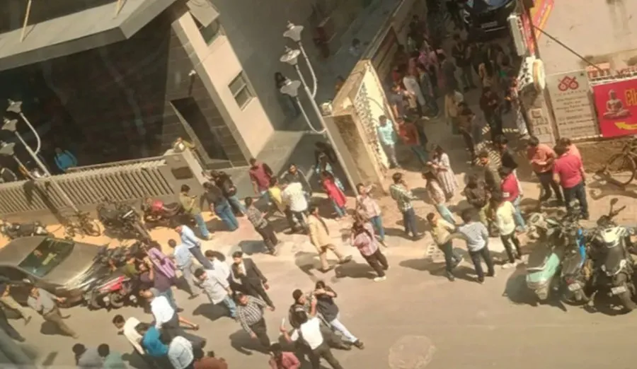કોલકાતામાં જોરદાર ભૂકંપ: ગગનચુંબી ઈમારતો ધ્રૂજી ઉઠી, જીવ બચાવવા ઓફિસો ખાલી કરી લોકો રસ્તા પર ઉતરી આવ્યા! 2 earthquick.jpg